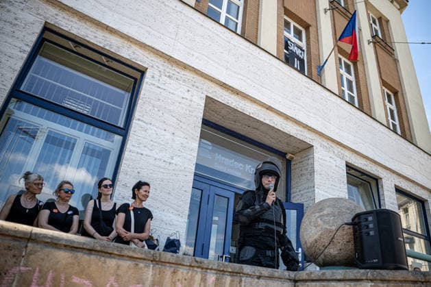 A one-day warning strike by employees of Czech Television and Czech Radio over planned changes to the funding of public media, in Hradec Kralove, Czech Republic, on June 22, 2026. Protesters in front of the Czech Radio Hradec Kralove building. (CTKxPhoto DavidxTanecek) CTKPhotoP2026062204316  CTKPhotoP2026062204316