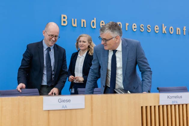 Regierungspressekonferenz vom 22. Juni 2026. Deutschland, Berlin: Sprecher des Auswärtigen Amts Martin Giese, neben Sprecherin des Bundesinnenministers Elena Singer und Regierungssprecher Stefan Kornelius. *** Government Press Conference on June 22, 2026, Berlin, Germany