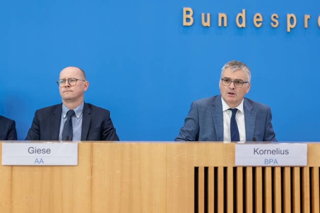 Regierungspressekonferenz vom 22. Juni 2026. Deutschland, Berlin: Sprecher des Auswärtigen Amts Martin Giese neben Regierungssprecher Stefan Kornelius. *** Government Press Conference on June 22, 2026, Berlin, Germany