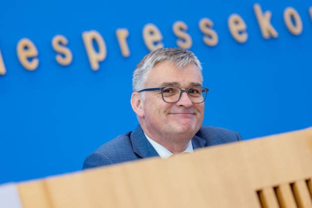 Regierungspressekonferenz vom 22. Juni 2026. Deutschland, Berlin: Sprecher der Bundesregierung Stefan Kornelius (lächelnd). *** Government Press Conference on June 22, 2026, Berlin, Germany. Federal Government Spokesperson Stefan Kornelius, smiling,detected_source_language