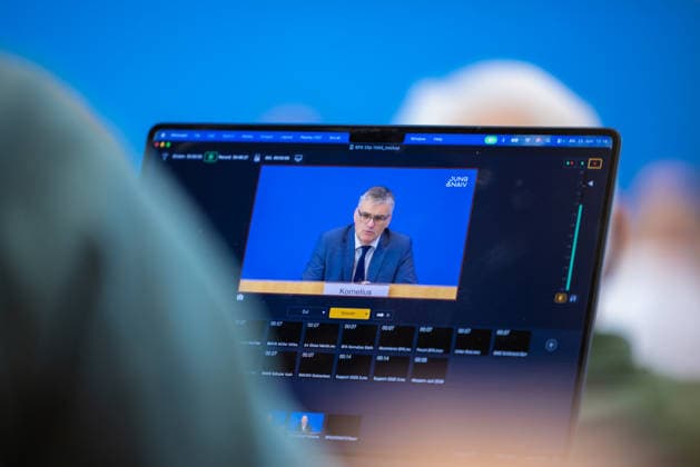 Regierungspressekonferenz vom 22. Juni 2026. Deutschland, Berlin: Sprecher der Bundesregierung Stefan Kornelius auf dem Bildschirm des Streaming-Laptops von Jung & Naiv. *** Government press conference on June 22, 2026, Berlin, Germany. Federal Government Spokesperson Stefan Kornelius appears on the screen of Jung Naivs laptop during the live stream.,detected_source_language