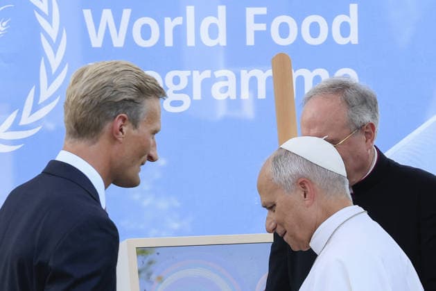 Pope Leo XIV visits the UN World Food Programme headquarters in Rome ROME, ITALY - JUNE 22: Pope Leo XIV (R), flanked by World Food Programme’s acting executive director Carl Skau (L) greets the staff of the UN agency at the end of his visit at the headquarters in Rome, Italy, on June 22, 2026. Riccardo De Luca Anadolu Rome Italy. Editorial use only. Please get in touch for any other usage.  Copyright: x2026xAnadoluxRiccardoxDexLucax