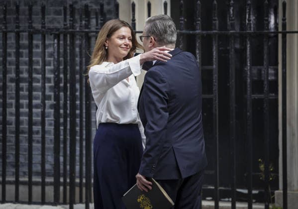 Sir Keir Starmer resignation Keir Starmer and his wife Victoria leave 10 Downing St to address the media. 22.06.2026  Copyright: xSimonxJonesx NINTCHDBPICT001090200065