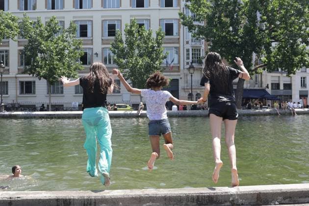 SWIMMING IN THE CANAL SAINT MARTIN PHOTOPQR LE PARISIEN LP Philippe Lavieille Staff PARIS 06 22 2026 Credit  Copyright: xPHOTOPQR LExPARISIEN MAXPPPxx 20260622LPA2844 20260622LPA2844