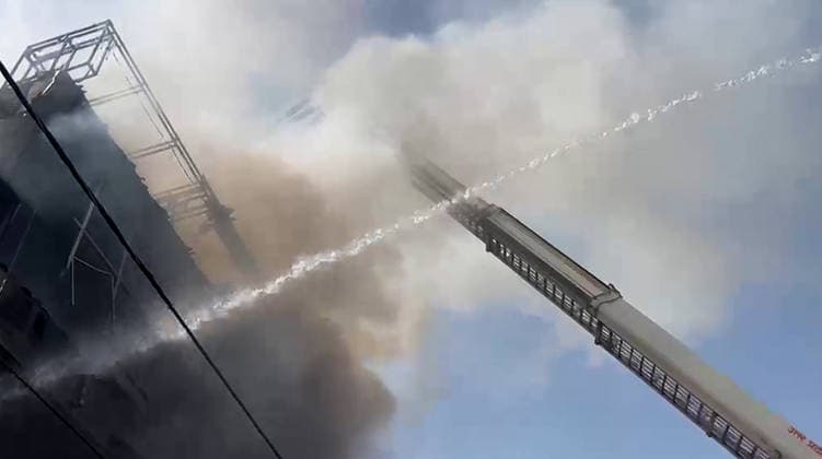 RECORD DATE NOT STATED Firefighting operations underway as a fire breaks out at a coaching centre in Aliganj Lucknow, Jun 22 (ANI): Firefighting operations underway as a fire breaks out at a coaching centre in Aliganj, in Lucknow on Monday. (ANI Video Grab) Lucknow Uttar Pradesh India Copyright: xANIx ANI_20260622178