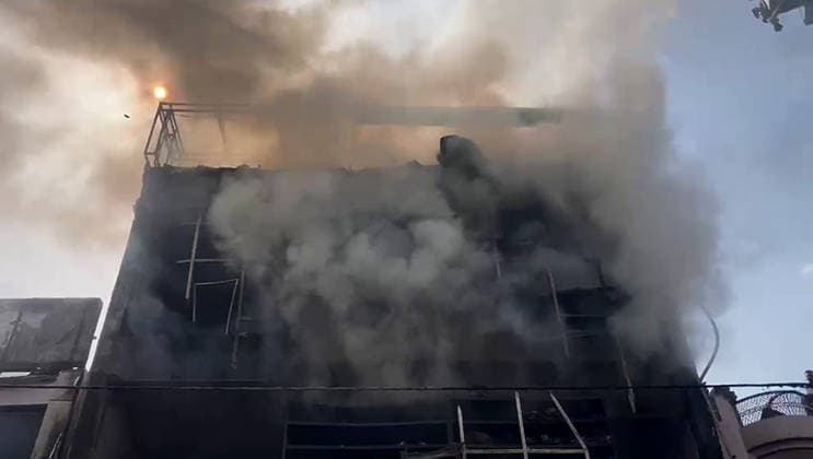 RECORD DATE NOT STATED Fire breaks out at a coaching centre in Aliganj Lucknow, Jun 22 (ANI): Fire breaks out at a coaching centre in Aliganj, in Lucknow on Monday. (ANI Video Grab) Lucknow Uttar Pradesh India Copyright: xANIx ANI_20260622180
