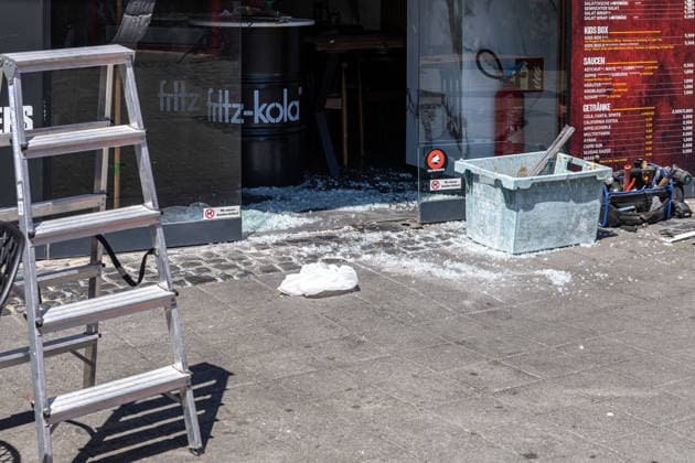 Feuer nach Brandstiftung in Imbiss Am 22.06.2026 brannte ein Imbiss in der Marktstraße in Rüsselsheim am Main, nachdem laut ersten Ermittlungen ein unbekannter Mann gegen 04:20 Uhr die Scheibe einschlug und im Inneren ein Feuer legte. Die Feuerwehr löschte die Flammen; Verletzte gab es nicht. Der Täter flüchtete in Richtung Bahnhof und war zur Tatzeit laut Polizeiangaben mit einem blauen Hoodie mit weißer Aufschrift, dunkler Hose, schwarzen Schuhen und einer weißen OP-Maske bekleidet. Fahndungsmaßnahmen der Polizei blieben bislang ohne Erfolg; die Ermittlungen werden gemeinsam mit dem Hessischen Landeskriminalamt geführt. Rüsselsheim am Main Hessen Deutschland *** Fire Following Arson at a Snack Bar On June 22, 2026, a snack bar
