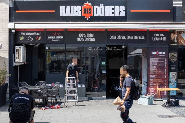 Feuer nach Brandstiftung in Imbiss Am 22.06.2026 brannte ein Imbiss in der Marktstraße in Rüsselsheim am Main, nachdem laut ersten Ermittlungen ein unbekannter Mann gegen 04:20 Uhr die Scheibe einschlug und im Inneren ein Feuer legte. Die Feuerwehr löschte die Flammen; Verletzte gab es nicht. Der Täter flüchtete in Richtung Bahnhof und war zur Tatzeit laut Polizeiangaben mit einem blauen Hoodie mit weißer Aufschrift, dunkler Hose, schwarzen Schuhen und einer weißen OP-Maske bekleidet. Fahndungsmaßnahmen der Polizei blieben bislang ohne Erfolg; die Ermittlungen werden gemeinsam mit dem Hessischen Landeskriminalamt geführt. Rüsselsheim am Main Hessen Deutschland *** Fire Following Arson at a Snack Bar On June 22, 2026, a snack bar