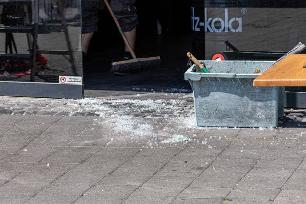 Feuer nach Brandstiftung in Imbiss Am 22.06.2026 brannte ein Imbiss in der Marktstraße in Rüsselsheim am Main, nachdem laut ersten Ermittlungen ein unbekannter Mann gegen 04:20 Uhr die Scheibe einschlug und im Inneren ein Feuer legte. Die Feuerwehr löschte die Flammen; Verletzte gab es nicht. Der Täter flüchtete in Richtung Bahnhof und war zur Tatzeit laut Polizeiangaben mit einem blauen Hoodie mit weißer Aufschrift, dunkler Hose, schwarzen Schuhen und einer weißen OP-Maske bekleidet. Fahndungsmaßnahmen der Polizei blieben bislang ohne Erfolg; die Ermittlungen werden gemeinsam mit dem Hessischen Landeskriminalamt geführt. Rüsselsheim am Main Hessen Deutschland *** Fire Following Arson at a Snack Bar On June 22, 2026, a snack bar