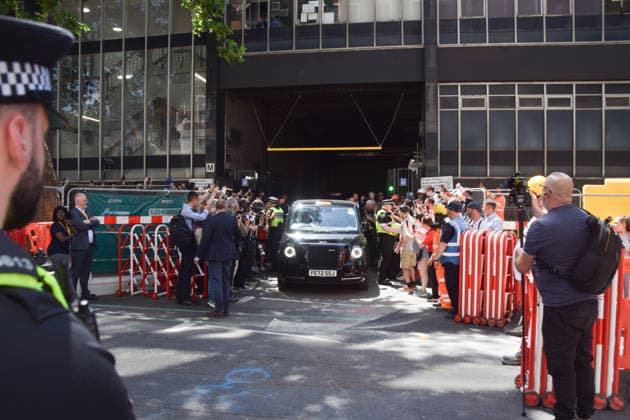 June 22, 2026, London, England, United Kingdom: Members of the media surround a taxi taking Labour MP Andy Burnham as he arrives at Euston Station following the resignation of Keir Starmer. Andy Burnham has confirmed that he will run to replace him as UK Prime Minister. London United Kingdom - ZUMAv130 20260622_zip_v130_002 Copyright: xVukxValcicx