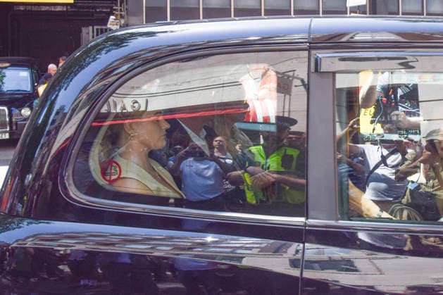 June 22, 2026, London, England, United Kingdom: Members of the media surround a taxi taking Labour MP Andy Burnham as he arrives at Euston Station following the resignation of Keir Starmer. Andy Burnham has confirmed that he will run to replace him as UK Prime Minister. London United Kingdom - ZUMAv130 20260622_zip_v130_004 Copyright: xVukxValcicx