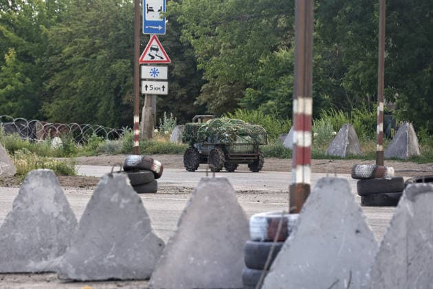 RECORD DATE NOT STATED Ukrainian Military Vehicles Travel Through Donetsk Region - Ukraine A ground drone travels along a road protected by anti-drone nets in Donetsk region, Ukraine, on June 20, 2026 (Photo by Nina Liashonok Ukrinform ABACAPRESS.COM) Odesa Ukraine  Copyright: xLyashonokxNina Ukrinform ABACAx