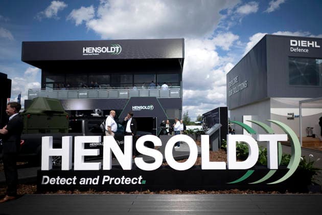 ILA Berlin Air Show DEU, Deutschland, Schoenefeld, Berlin, Brandenburg, 11.06.2026 Pavillon mit Werbung der Ruestungsfirma Hensoldt Detect and Protect auf der ILA Internationale Luft-und Raumfahrtausstellung 2026 unter dem Motto Pioneering Aerospace auf dem Berlin ExpoCenter Airport dem Flughafen Schoenefeld bei Berlin in Brandenburg Deutschland . Die diesjaehrige Luftfahrtausstellung ILA lhat seinen Schwerpunkt auf Verteidigungs- und Drohnentechnologie sowie die Integration kuenstlicher Intelligenz en: Pavilion featuring advertising for the defense company Hensoldt Detect and Protect at the at the International Aerospace Exhibition ILA Berlin Air Show 2026 held under the theme Pioneering Aerospace at the Berlin ExpoCenter Airport Schönefe