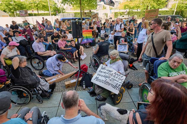 Demonstration unter dem Motto Mit Behinderung ist zu rechnen gegen eine unzureichende Reform des Behindertengleichstellungsgesetzes am Montag (22.06.2026) vor dem Paul-Loebe-Haus in Berlin. Der Protest richtet sich gezielt gegen die aus Sicht von Aktivisten und Verbaenden unzureichende Reform des Behindertengleichstellungsgesetzes (BGG). Zeitgleich findet die Expertenanhoerung des Bundestages im Paul-Loebe-Haus statt. EDITORIAL USE ONLY *** Demonstration under the slogan Disability Must Be Taken Into Account against an inadequate reform of the Disability Equality Act on Monday, June 22, 2026, in front of the Paul Loebe House in Berlin. The protest is specifically directed against what activists and associations view as an inadequate ref Copyright: epd-bild ChristianxDitsch epd-Demo_BGG-Reform1-kopieren