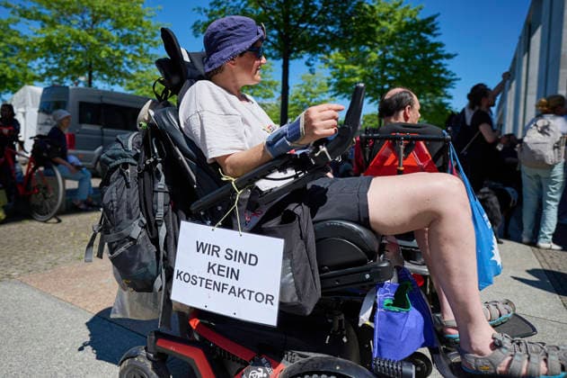 Demonstration unter dem Motto Mit Behinderung ist zu rechnen gegen eine unzureichende Reform des Behindertengleichstellungsgesetzes am Montag (22.06.2026) vor dem Paul-Loebe-Haus in Berlin. Der Protest richtet sich gezielt gegen die aus Sicht von Aktivisten und Verbaenden unzureichende Reform des Behindertengleichstellungsgesetzes (BGG). Zeitgleich findet die Expertenanhoerung des Bundestages im Paul-Loebe-Haus statt. EDITORIAL USE ONLY *** Demonstration under the slogan Disability Must Be Taken Into Account against an inadequate reform of the Disability Equality Act on Monday, June 22, 2026, in front of the Paul Loebe House in Berlin. The protest is specifically directed against what activists and associations view as an inadequate ref Copyright: epd-bild ChristianxDitsch epd-Demo_BGG-Reform11-kopieren
