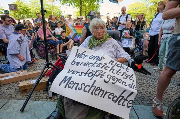 Demonstration unter dem Motto Mit Behinderung ist zu rechnen gegen eine unzureichende Reform des Behindertengleichstellungsgesetzes am Montag (22.06.2026) vor dem Paul-Loebe-Haus in Berlin. Der Protest richtet sich gezielt gegen die aus Sicht von Aktivisten und Verbaenden unzureichende Reform des Behindertengleichstellungsgesetzes (BGG). Zeitgleich findet die Expertenanhoerung des Bundestages im Paul-Loebe-Haus statt. EDITORIAL USE ONLY *** Demonstration under the slogan Disability Must Be Taken Into Account against an inadequate reform of the Disability Equality Act on Monday, June 22, 2026, in front of the Paul Loebe House in Berlin. The protest is specifically directed against what activists and associations view as an inadequate ref Copyright: epd-bild ChristianxDitsch epd-Demo_BGG-Reform2-kopieren