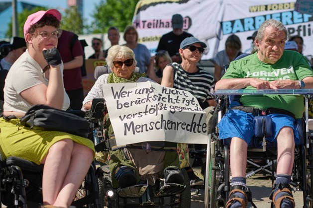 Demonstration unter dem Motto Mit Behinderung ist zu rechnen gegen eine unzureichende Reform des Behindertengleichstellungsgesetzes am Montag (22.06.2026) vor dem Paul-Loebe-Haus in Berlin. Der Protest richtet sich gezielt gegen die aus Sicht von Aktivisten und Verbaenden unzureichende Reform des Behindertengleichstellungsgesetzes (BGG). Zeitgleich findet die Expertenanhoerung des Bundestages im Paul-Loebe-Haus statt. EDITORIAL USE ONLY *** Demonstration under the slogan Disability Must Be Taken Into Account against an inadequate reform of the Disability Equality Act on Monday, June 22, 2026, in front of the Paul Loebe House in Berlin. The protest is specifically directed against what activists and associations view as an inadequate ref Copyright: epd-bild ChristianxDitsch epd-Demo_BGG-Reform4-kopieren