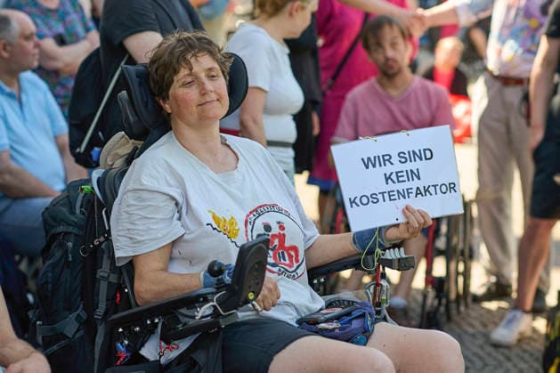 Demonstration unter dem Motto Mit Behinderung ist zu rechnen gegen eine unzureichende Reform des Behindertengleichstellungsgesetzes am Montag (22.06.2026) vor dem Paul-Loebe-Haus in Berlin. Der Protest richtet sich gezielt gegen die aus Sicht von Aktivisten und Verbaenden unzureichende Reform des Behindertengleichstellungsgesetzes (BGG). Zeitgleich findet die Expertenanhoerung des Bundestages im Paul-Loebe-Haus statt. EDITORIAL USE ONLY *** Demonstration under the slogan Disability Must Be Taken Into Account against an inadequate reform of the Disability Equality Act on Monday, June 22, 2026, in front of the Paul Loebe House in Berlin. The protest is specifically directed against what activists and associations view as an inadequate ref Copyright: epd-bild ChristianxDitsch epd-Demo_BGG-Reform5-kopieren