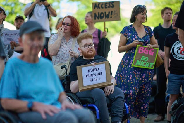 Demonstration unter dem Motto Mit Behinderung ist zu rechnen gegen eine unzureichende Reform des Behindertengleichstellungsgesetzes am Montag (22.06.2026) vor dem Paul-Loebe-Haus in Berlin. Der Protest richtet sich gezielt gegen die aus Sicht von Aktivisten und Verbaenden unzureichende Reform des Behindertengleichstellungsgesetzes (BGG). Zeitgleich findet die Expertenanhoerung des Bundestages im Paul-Loebe-Haus statt. EDITORIAL USE ONLY *** Demonstration under the slogan Disability Must Be Taken Into Account against an inadequate reform of the Disability Equality Act on Monday, June 22, 2026, in front of the Paul Loebe House in Berlin. The protest is specifically directed against what activists and associations view as an inadequate ref Copyright: epd-bild ChristianxDitsch epd-Demo_BGG-Reform6-kopieren