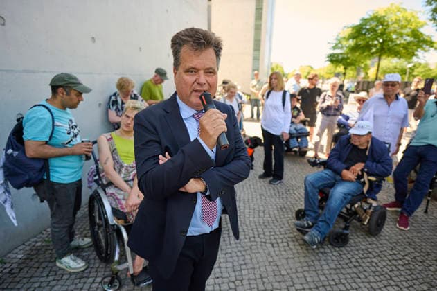 Juergen Dusel, Behindertenbeauftragter der Bundesregierung, spricht auf der Demonstration unter dem Motto Mit Behinderung ist zu rechnen gegen eine unzureichende Reform des Behindertengleichstellungsgesetzes am Montag (22.06.2026) vor dem Paul-Loebe-Haus in Berlin. Der Protest richtet sich gezielt gegen die aus Sicht von Aktivisten und Verbaenden unzureichende Reform des Behindertengleichstellungsgesetzes (BGG). Zeitgleich findet die Expertenanhoerung des Bundestages im Paul-Loebe-Haus statt. EDITORIAL USE ONLY *** Juergen Dusel, the Federal Government’s Commissioner for People with Disabilities, speaks at the demonstration under the slogan Disability Must Be Taken Into Account against an inadequate reform of the Disability Equality Act Copyright: epd-bild ChristianxDitsch epd-Demo_BGG-Reform8-kopieren