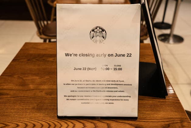 Starbucks shuts all its stores in Seoul, Korea - 22 Jun 2026 A closure notice written in English seen displayed at a closed Starbucks store. Starbucks Korea suspended operations across all locations to conduct mandatory historical sensitivity training for its workforce. The drastic measure follows a disastrous promotional campaign that sparked fierce political and public outrage by drawing painful parallels to a pro-democracy massacre. Seoul South Korea Copyright: xSimonxShinx xSOPAxImagesx _DSC3821