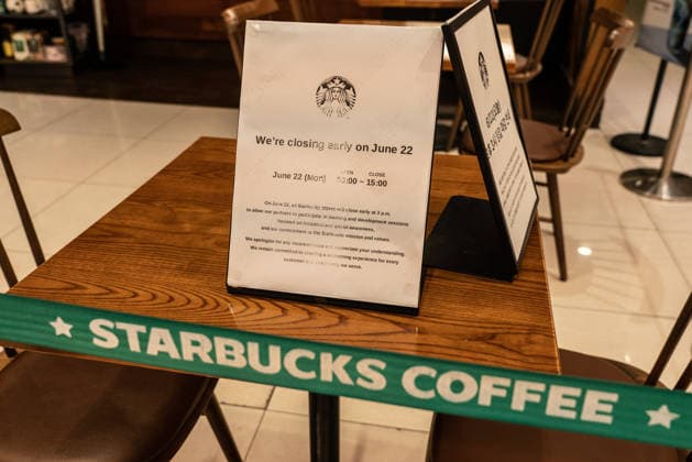 June 22, 2026, Seoul, South Korea: A closure notice written in English seen displayed at a closed Starbucks store. Starbucks Korea suspended operations across all locations to conduct mandatory historical sensitivity training for its workforce. The drastic measure follows a disastrous promotional campaign that sparked fierce political and public outrage by drawing painful parallels to a pro-democracy massacre. Seoul South Korea  - ZUMAs197 20260622_aaa_s197_017 Copyright: xSimonxShinx