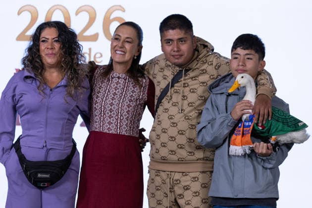 June 22, 2026, Mexico City, Mexico: Mexican President Claudia Sheinbaum Pardo held her daily morning press conference at the National Palace alongside Merlin, the duck that became a viral sensation during the 2026 FIFA World Cup, as well as its caretaker Karla Gomez and her sons, Christian and Carlos. Mexico City Mexico - ZUMAl178 20260622_znp_l178_019 Copyright: xCristianxLeyvax