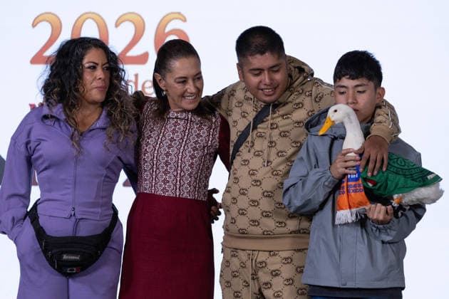 June 22, 2026, Mexico City, Mexico: Mexican President Claudia Sheinbaum Pardo held her daily morning press conference at the National Palace alongside Merlin, the duck that became a viral sensation during the 2026 FIFA World Cup, as well as its caretaker Karla Gomez and her sons, Christian and Carlos. Mexico City Mexico - ZUMAl178 20260622_znp_l178_020 Copyright: xCristianxLeyvax