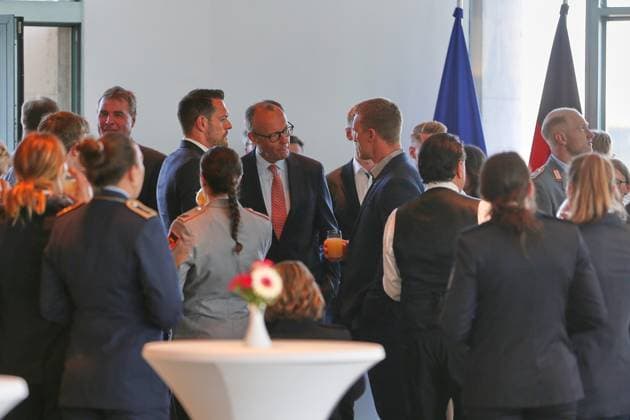 Berlin, Deutschland, 22.06.2026: Bundeskanzleramt: Medaillengewinner der Olympischen und Paralympischen Spiele im Kanzleramt: Bundeskanzler Friedrich Merz (CDU) begrüßt die Olympia-Teilnehmer *** Berlin, Germany, June 22, 2026 Federal Chancellery Olympic and Paralympic medalists at the Federal Chancellery Federal Chancellor Friedrich Merz (CDU) welcomes the Olympic athletes,detected_source_language Copyright: xdtsxNachrichtenagenturx dts_124377