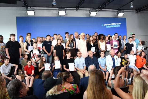 Felix Neureuther Skirennlaeufer Ulrike Scharf Ministerin Dr.Stephan J. Lang, Fachanwalt fuer Erbrecht und Praesident der Initiative Werterhalt & Weitergabe e. V. Dr. Ansgar Sommer 2. Vorstand Initiative Weiterhalt und Weitergabe mit allen Preistraegern Muenchen 22.06.2026 Literaturhaus Die Initiative Werterhalt und Weitergabe e.V. Feierlichen Verleihung des sechsten Bayerischen Jugendpreises Der diesjaehrige Wettbewerb stand unter dem Motto Gesunde Kinder auf einer gesunden Erde. Schuelerinnen und Schueler aus ganz Bayern waren aufgerufen, Foto Muenchen *** Felix Neureuther, alpine skier; Ulrike Scharf, minister; Dr. Stephan J. Lang, Specialist Attorney for Inheritance Law and President of the Initiative for the Preservation and Tra