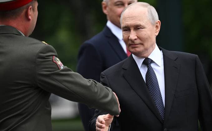 Russian President Vladimir Putin lays a wreath at the Tomb of the Unknown Soldier by the Kremlin Wall in Moscow, Russian President Vladimir Putin lays a wreath at the Tomb of the Unknown Soldier by the Kremlin Wall in Moscow, Russia, on June 22, 2026, the 85th anniversary of the start of World War II, to honor the memory of soldiers who fell fighting against Nazi forces. Photo by Russian President official apaimages Russia Russia Russian Federation 220626_Russia_00(12) Copyright: xapaimagesxRussianxPresidentxxofficialx xapaimagesx