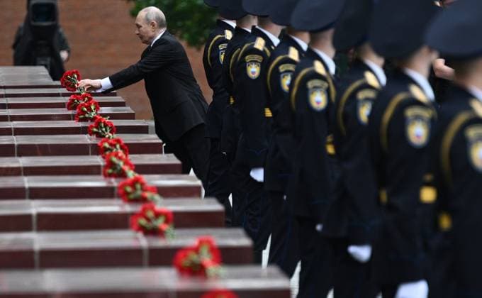 Russian President Vladimir Putin lays a wreath at the Tomb of the Unknown Soldier by the Kremlin Wall in Moscow, Russian President Vladimir Putin lays a wreath at the Tomb of the Unknown Soldier by the Kremlin Wall in Moscow, Russia, on June 22, 2026, the 85th anniversary of the start of World War II, to honor the memory of soldiers who fell fighting against Nazi forces. Photo by Russian President official apaimages Russia Russia Russian Federation 220626_Russia_00(14) Copyright: xapaimagesxRussianxPresidentxxofficialx xapaimagesx