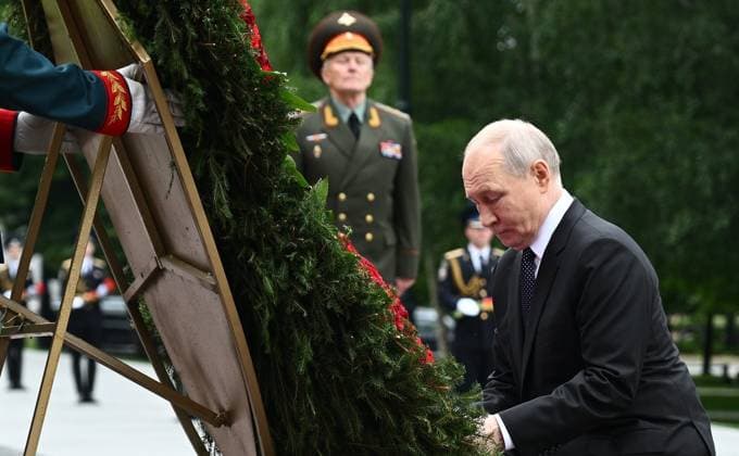 Russian President Vladimir Putin lays a wreath at the Tomb of the Unknown Soldier by the Kremlin Wall in Moscow, Russian President Vladimir Putin lays a wreath at the Tomb of the Unknown Soldier by the Kremlin Wall in Moscow, Russia, on June 22, 2026, the 85th anniversary of the start of World War II, to honor the memory of soldiers who fell fighting against Nazi forces. Photo by Russian President official apaimages Russia Russia Russian Federation 220626_Russia_00(5) Copyright: xapaimagesxRussianxPresidentxxofficialx xapaimagesx