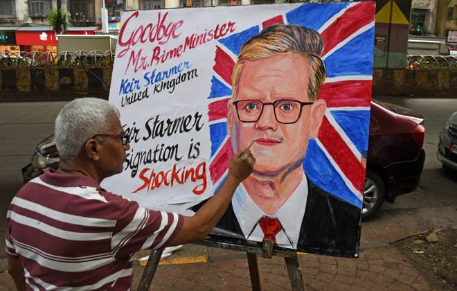 Gurukul paints a poster of UK Prime Minister Keir in Mumbai, India - 22 Jun 2026 A teacher from Gurukul school of art paints a poster with a message bidding goodbye and shocked by resignation of United Kingdom Prime Minister Keir Starmer outside their art school. United Kingdom Prime Minister Keir Starmer announced his resignation acknowledging that the Labour s Parliamentary Party he inherited doesn t see him as the best candidate to lead them into the next general election bringing another short chapter to an end in the turbulent period of British politics. Mumbai India Copyright: xAshishxVaishnavx xSOPAxImagesx AVaishnav_Gurukul paint a poster goodbye UK Prime Minister Keir Starmer in Mumbai (1)