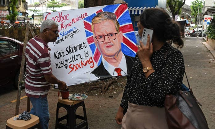 Gurukul paints a poster of UK Prime Minister Keir in Mumbai, India - 22 Jun 2026 A teacher from Gurukul school of art carry back a painted poster with a message bidding goodbye and shocked by resignation of United Kingdom Prime Minister Keir Starmer outside their art school. United Kingdom Prime Minister Keir Starmer announced his resignation acknowledging that the Labour s Parliamentary Party he inherited doesn t see him as the best candidate to lead them into the next general election bringing another short chapter to an end in the turbulent period of British politics. Mumbai India Copyright: xAshishxVaishnavx xSOPAxImagesx AVaishnav_Gurukul paint a poster goodbye UK Prime Minister Keir Starmer in Mumbai (2)
