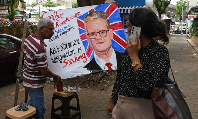 June 22, 2026, Mumbai, Maharashtra, India: A teacher from Gurukul school of art carry back a painted poster with a message bidding goodbye and shocked by resignation of United Kingdom Prime Minister Keir Starmer outside their art school. United Kingdom Prime Minister Keir Starmer announced his resignation acknowledging that the Labour s Parliamentary Party he inherited doesn t see him as the best candidate to lead them into the next general election bringing another short chapter to an end in the turbulent period of British politics. Mumbai India  - ZUMAs197 20260622_aaa_s197_087 Copyright: xAshishxVaishnavx