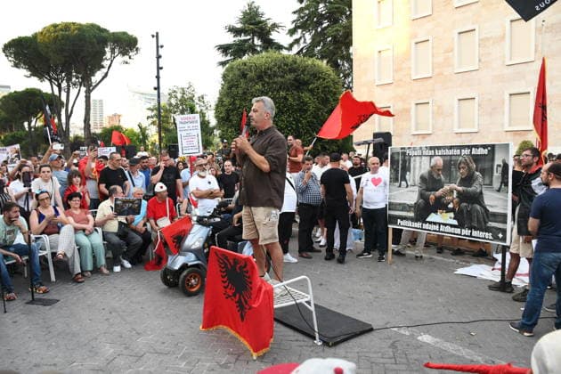 Protests against the tourism project in Albania, continue for 23rd consecutive day TIRANA, ALBANIA - JUNE 22: Hundreds of demonstrators march along the National Martyrs Boulevard toward the Prime Ministry building on the 23rd consecutive day of protests in Tirana, Albania, on June 22, 2026. Gathering at Skanderbeg Square under the slogan Albania is not for sale , the crowds expressed fierce opposition to a multi-million dollar luxury tourism development project planned for the protected Zvernec region in the coastal city of Vlora. The controversial project is allegedly linked to Jared Kushner and Ivanka Trump, the son-in-law and daughter of U.S. President Donald Trump, involving the privatization of pristine public coastlines. The demonstr  Copyright: x2026xAnadoluxOlsixShehux