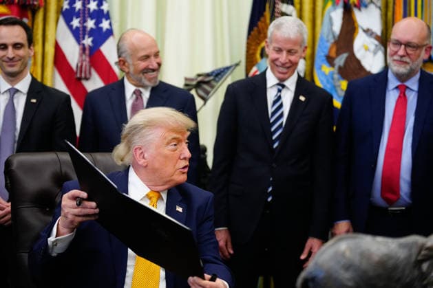 US President Donald Trump signs an executive order in the Oval Office of the White House in Washington, DC, US, on Monday, June 22, 2026. Trump signed executive orders Monday aimed at accelerating quantum research, laying the groundwork for federal agencies to adopt the technology and strengthen US defenses against cyberattacks.  WASp2025062202 BonniexCash