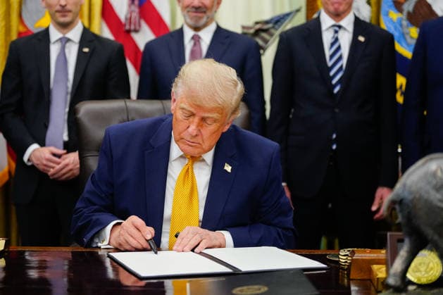 US President Donald Trump signs an executive order in the Oval Office of the White House in Washington, DC, US, on Monday, June 22, 2026. Trump signed executive orders Monday aimed at accelerating quantum research, laying the groundwork for federal agencies to adopt the technology and strengthen US defenses against cyberattacks.  WASp2025062203 BonniexCash