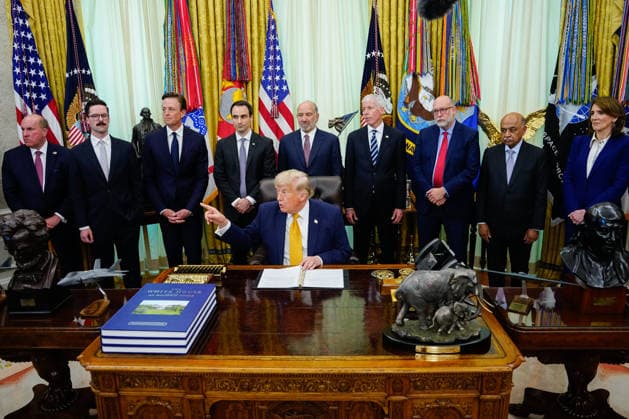 US President Donald Trump signs an executive order in the Oval Office of the White House in Washington, DC, US, on Monday, June 22, 2026. Trump signed executive orders Monday aimed at accelerating quantum research, laying the groundwork for federal agencies to adopt the technology and strengthen US defenses against cyberattacks.  WASp2025062204 BonniexCash