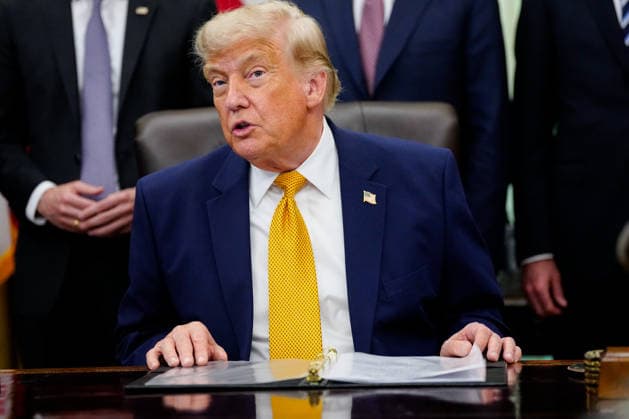 US President Donald Trump signs an executive order in the Oval Office of the White House in Washington, DC, US, on Monday, June 22, 2026. Trump signed executive orders Monday aimed at accelerating quantum research, laying the groundwork for federal agencies to adopt the technology and strengthen US defenses against cyberattacks.  WASp2025062207 BonniexCash
