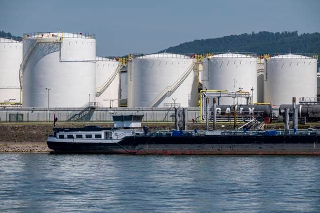 Frachtschiff auf dem Rhein, Höhe Bendorf, im Kreis Mayen-Koblenz, rechtsrheinisch, Tanklager der enport GmbH, 22 Großtanks, hauptschädlich für Kraftstoffe, Rheinland-Pfalz, Deutschland, Tanklager *** Cargo ship on the Rhine, near Bendorf, in the Mayen-Koblenz district, on the right bank of the Rhine, enport GmbH tank farm, 22 large tanks, primarily used for fuels, Rhineland-Palatinate, Germany, tank farm,detected_source_language