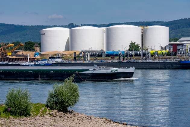 Frachtschiff auf dem Rhein, Höhe Bendorf, im Kreis Mayen-Koblenz, rechtsrheinisch, Tanklager der enport GmbH, 22 Großtanks, hauptschädlich für Kraftstoffe, Rheinland-Pfalz, Deutschland, Tanklager *** Cargo ship on the Rhine, near Bendorf, in the Mayen-Koblenz district, on the right bank of the Rhine, enport GmbH tank farm, 22 large tanks, primarily used for fuels, Rhineland-Palatinate, Germany, tank farm,detected_source_language