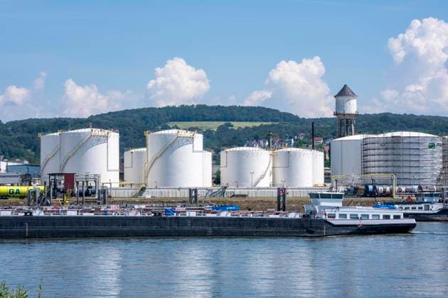 Frachtschiff auf dem Rhein, Höhe Bendorf, im Kreis Mayen-Koblenz, rechtsrheinisch, Tanklager der enport GmbH, 22 Großtanks, hauptschädlich für Kraftstoffe, Rheinland-Pfalz, Deutschland, Tanklager *** Cargo ship on the Rhine, near Bendorf, in the Mayen-Koblenz district, on the right bank of the Rhine, enport GmbH tank farm, 22 large tanks, primarily used for fuels, Rhineland-Palatinate, Germany, tank farm,detected_source_language