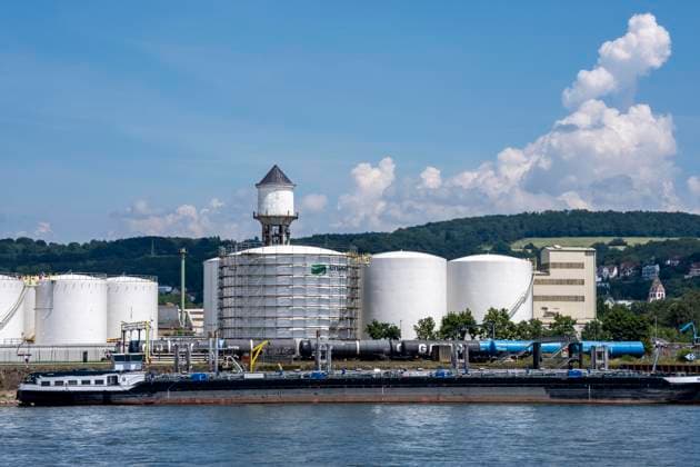 Frachtschiff auf dem Rhein, Höhe Bendorf, im Kreis Mayen-Koblenz, rechtsrheinisch, Tanklager der enport GmbH, 22 Großtanks, hauptschädlich für Kraftstoffe, Rheinland-Pfalz, Deutschland, Tanklager *** Cargo ship on the Rhine, near Bendorf, in the Mayen-Koblenz district, on the right bank of the Rhine, enport GmbH tank farm, 22 large tanks, primarily used for fuels, Rhineland-Palatinate, Germany, tank farm,detected_source_language