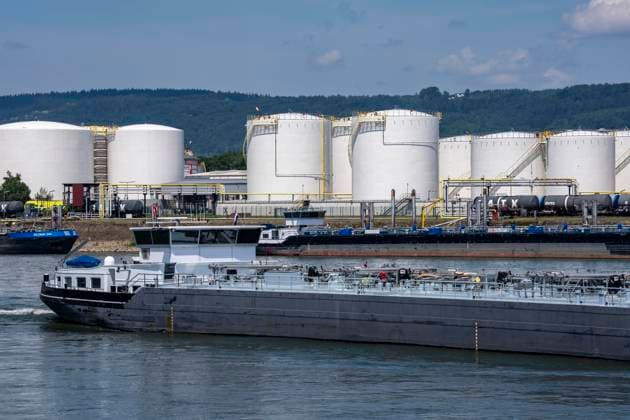 Frachtschiff auf dem Rhein, Höhe Bendorf, im Kreis Mayen-Koblenz, rechtsrheinisch, Tanklager der enport GmbH, 22 Großtanks, hauptschädlich für Kraftstoffe, Rheinland-Pfalz, Deutschland, Tanklager *** Cargo ship on the Rhine, near Bendorf, in the Mayen-Koblenz district, on the right bank of the Rhine, enport GmbH tank farm, 22 large tanks, primarily used for fuels, Rhineland-Palatinate, Germany, tank farm,detected_source_language