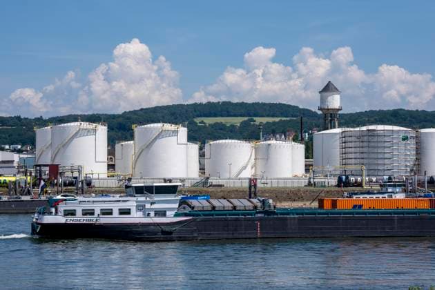 Frachtschiff auf dem Rhein, Höhe Bendorf, im Kreis Mayen-Koblenz, rechtsrheinisch, Tanklager der enport GmbH, 22 Großtanks, hauptschädlich für Kraftstoffe, Rheinland-Pfalz, Deutschland, Tanklager *** Cargo ship on the Rhine, near Bendorf, in the Mayen-Koblenz district, on the right bank of the Rhine, enport GmbH tank farm, 22 large tanks, primarily used for fuels, Rhineland-Palatinate, Germany, tank farm,detected_source_language