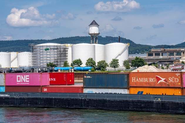 Frachtschiff auf dem Rhein, Höhe Bendorf, im Kreis Mayen-Koblenz, rechtsrheinisch, Tanklager der enport GmbH, 22 Großtanks, hauptschädlich für Kraftstoffe, Rheinland-Pfalz, Deutschland, Tanklager *** Cargo ship on the Rhine, near Bendorf, in the Mayen-Koblenz district, on the right bank of the Rhine, enport GmbH tank farm, 22 large tanks, primarily used for fuels, Rhineland-Palatinate, Germany, tank farm,detected_source_language