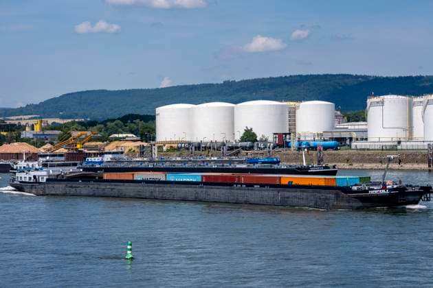 Frachtschiff auf dem Rhein, Höhe Bendorf, im Kreis Mayen-Koblenz, rechtsrheinisch, Tanklager der enport GmbH, 22 Großtanks, hauptschädlich für Kraftstoffe, Rheinland-Pfalz, Deutschland, Tanklager *** Cargo ship on the Rhine, near Bendorf, in the Mayen-Koblenz district, on the right bank of the Rhine, enport GmbH tank farm, 22 large tanks, primarily used for fuels, Rhineland-Palatinate, Germany, tank farm,detected_source_language
