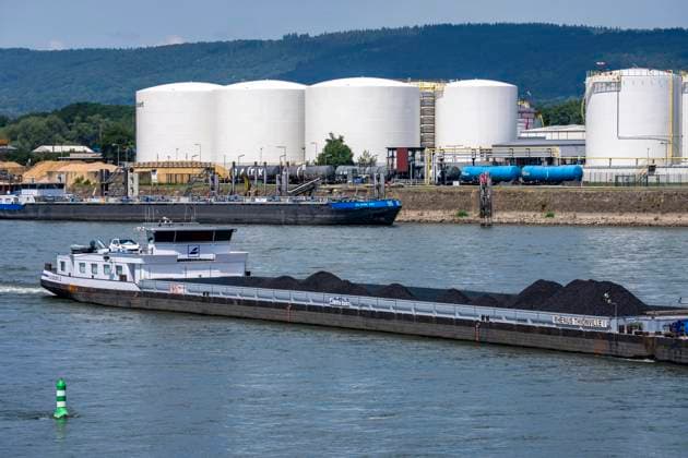 Frachtschiff auf dem Rhein, Höhe Bendorf, im Kreis Mayen-Koblenz, rechtsrheinisch, Tanklager der enport GmbH, 22 Großtanks, hauptschädlich für Kraftstoffe, Rheinland-Pfalz, Deutschland, Tanklager *** Cargo ship on the Rhine, near Bendorf, in the Mayen-Koblenz district, on the right bank of the Rhine, enport GmbH tank farm, 22 large tanks, primarily used for fuels, Rhineland-Palatinate, Germany, tank farm,detected_source_language